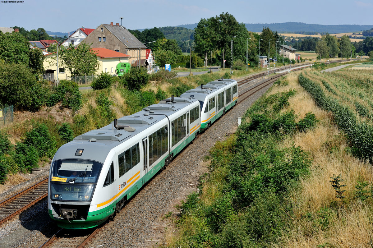 Eine unbekannt gebliebene Oberpfalzbahn beim Kreuzungshalt in Kemnath-Neustadt, 07.08.2015