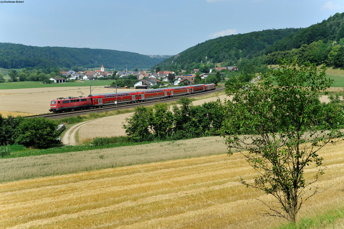 Eine unbekannte 111er mit der RB59154 von München Hbf nach Nürnberg Hbf bei Breitenfurt, 17.07.2015