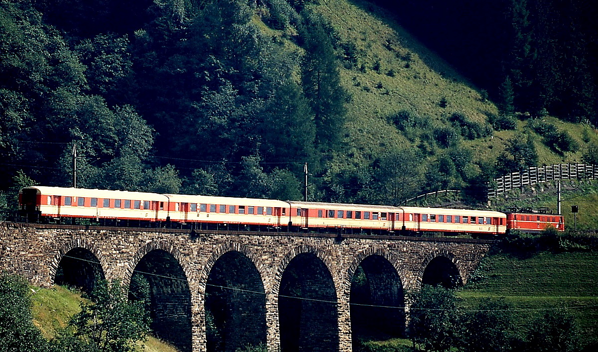 Eine unbekannte 1141 überquert im September 1979 auf ihrer Fahrt von Mallnitz nach Spittal-Millsättersee den Waldmanngraben-Viadukt. Dieser Sreckenabschnitt wurde 1999 mit der Eröffnung des Kaponig-Tunnels stillgelegt.