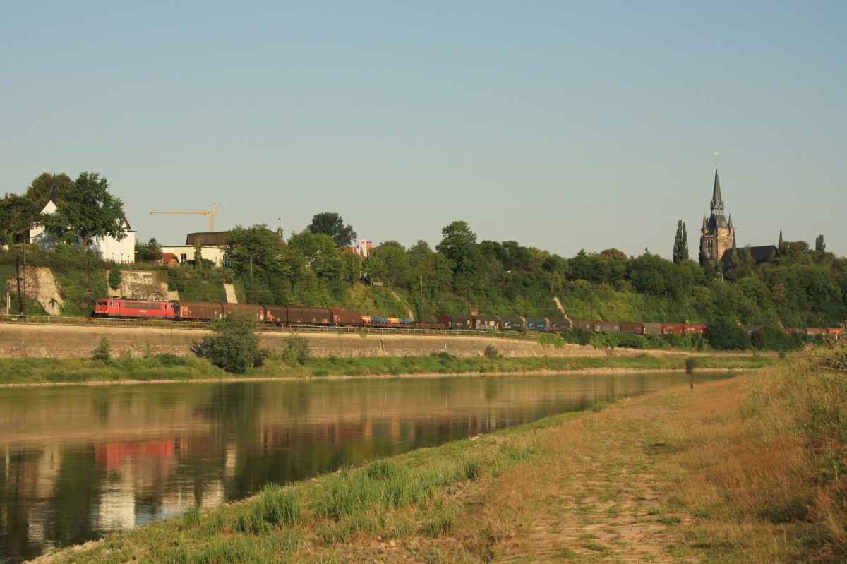 Eine unbekannte 155 fährt mit ihrem Güterzug entlang der Elbe durch Briesnitz und erreicht gleich den Bahnhof Friedrichstadt. Dresden, 23. Juli 2014.