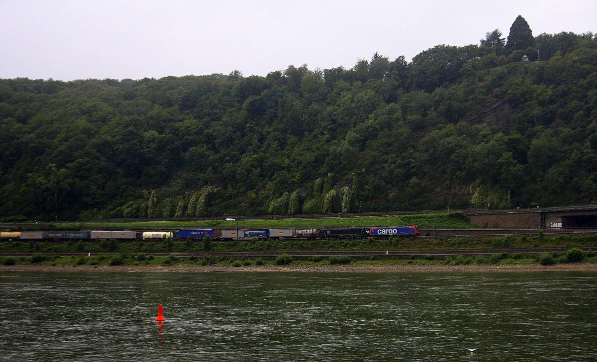 Eine unbekante 482er und eine 189er beide von SBB-Cargo  kommen durch Oberwinter(am Rhein) aus Richtung Koblenz mit einem langen  langen Containerzug aus Gallarate(I) nach  Antwerpen-Oorderen(B) und fahren in Richtung Bad-Godesberg,Bonn-Hbf,Bornheim,Sechtem,Brühl,Hürth,Köln-Eilfeltor,Köln-Süd,Köln-West,Köln-Ehrenfeld,Kerpen,Horrem,Buir,Merzenich,Düren,Langerwehe,Eschweiler-Hbf,Stolberg-Hbf(Rheinland),Aachen-Eilendorf,Aachen-Rothe-Erde,Aachen-Hbf,Aachen-Schanz,Aachen-West.
Aufgenommen von der Rechten Rheinseite in Unkel. 
Bei Regenwetter am 5.9.2015.