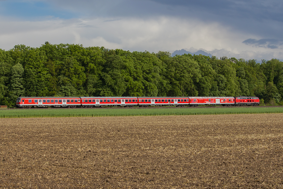 Eine unerkannt gebliebene 218 schiebt ihren Radexpress Richtung Ulm. Der Radexpress verkehrt an allen Wochenenden und Feiertagen zwischen Mai und Oktober zwischen Ulm und Friedrichshafen, aufgenommen bei Mochenwangen.