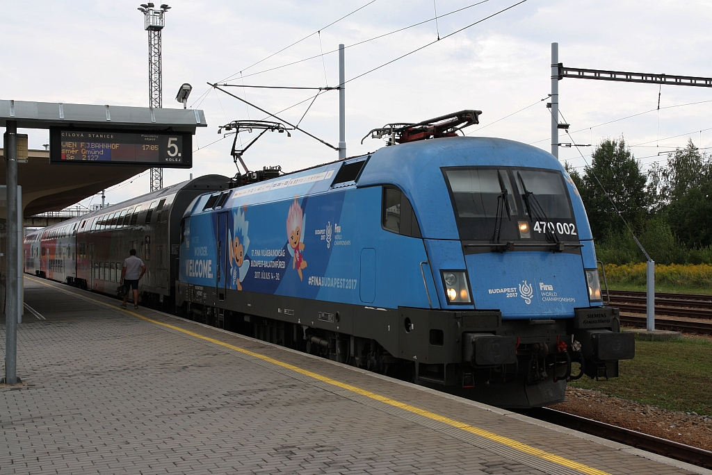 Eine ungarische Lok mit einem österreichischem Zug im tschechischen Bahnhof Ceske Velenice: H-START 470 002-1 wendet am 24.August 2018 vom Sp 2114 auf den Sp 2127.
