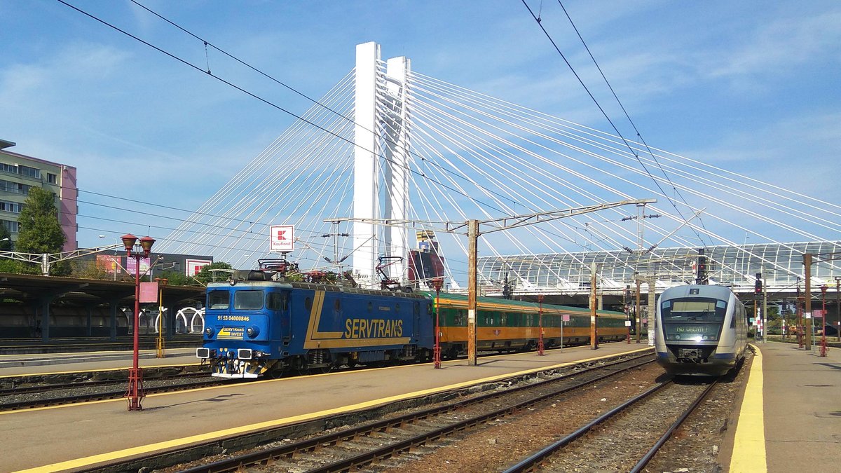 Eine ungewöhnliche Kombination: E-Lok 91-53-0-400084-6 der Servtrans fährt vor einer IR-Garnitur der Astra Trans am 08.09.2017 ein. Das Ungewöhnliche an der Kombination ist dass die Servtrans eigentlich Güterzüge befördert.