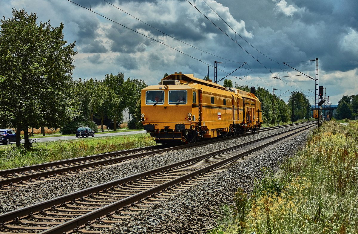 Eine UNIMAT 09-32/4S von der Bahn Gruppe ist am 09.08.16 auf dem Weg nach Gemünden gesehen bei Thüngersheim.