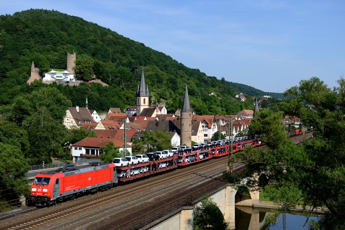 Eine Variation des bekannten Themas: Bei der Vorbeifahrt von 185 402 mit ihrem EZ 51644 von Nürnberg Rbf nach Seelze Ost wurde die Burgruine Scherenburg mit auf's Bild genommen. In den Sommermonaten finden in den alten Gemäuern Theaterfestspiele statt (Gemünden am Main, 19. Juli 2014).