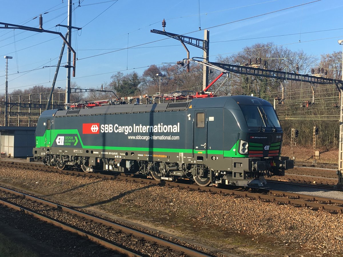 Eine Vectron Lok 193 257-3 angemietet von SBB Cargo International.
Abgestellt in Basel RB am 16.12.2016