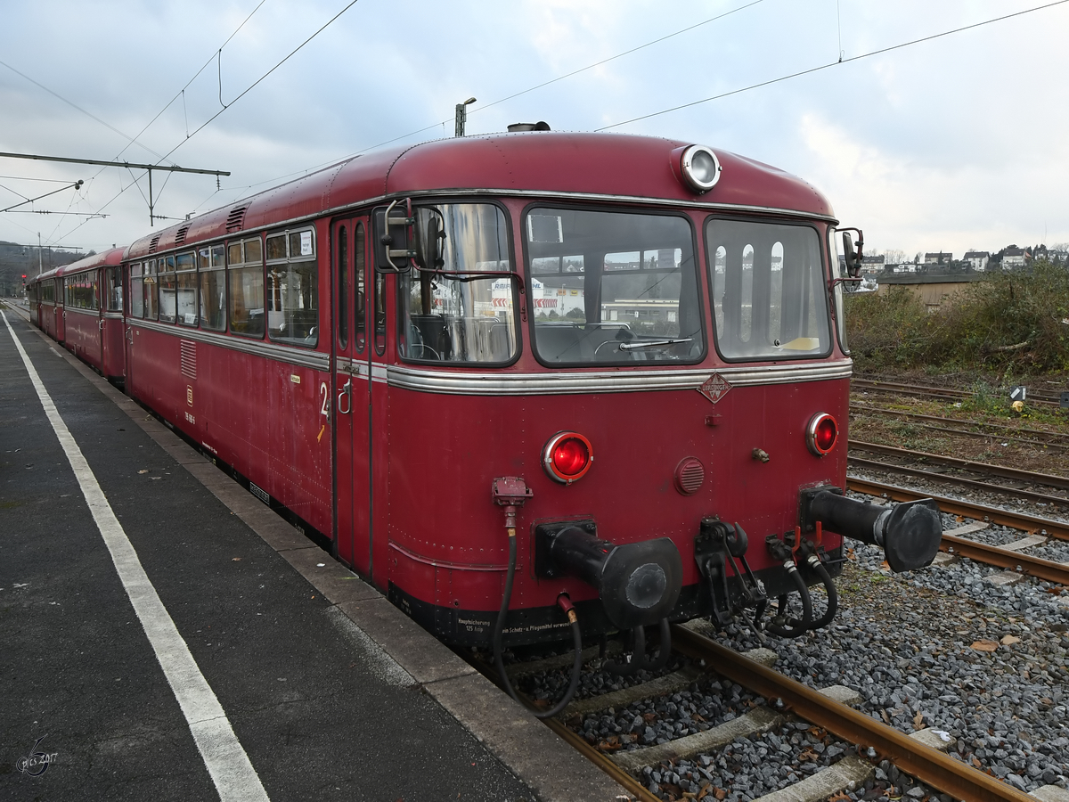 Eine vierteilige Uerdinger-Garnitur wartet am alten Hattinger Bahnhof auf die Fahrgäste. (Dezember 2017)