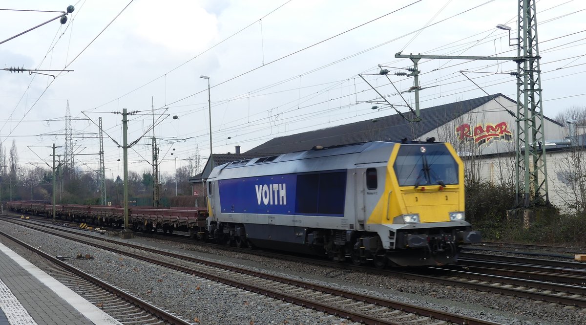 Eine Voith 263 fährt an der Station Düsseldorf Eller vorbei. Aufgenommen am 11.2.2018 12:54