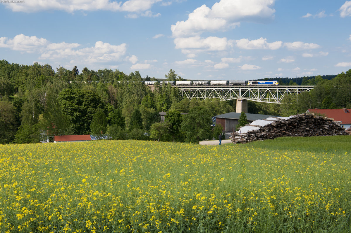 Eine Voith Maxima von Stock mit einem Kesselwagenzug nach Vohburg bei Oberthölau, 21.05.2018