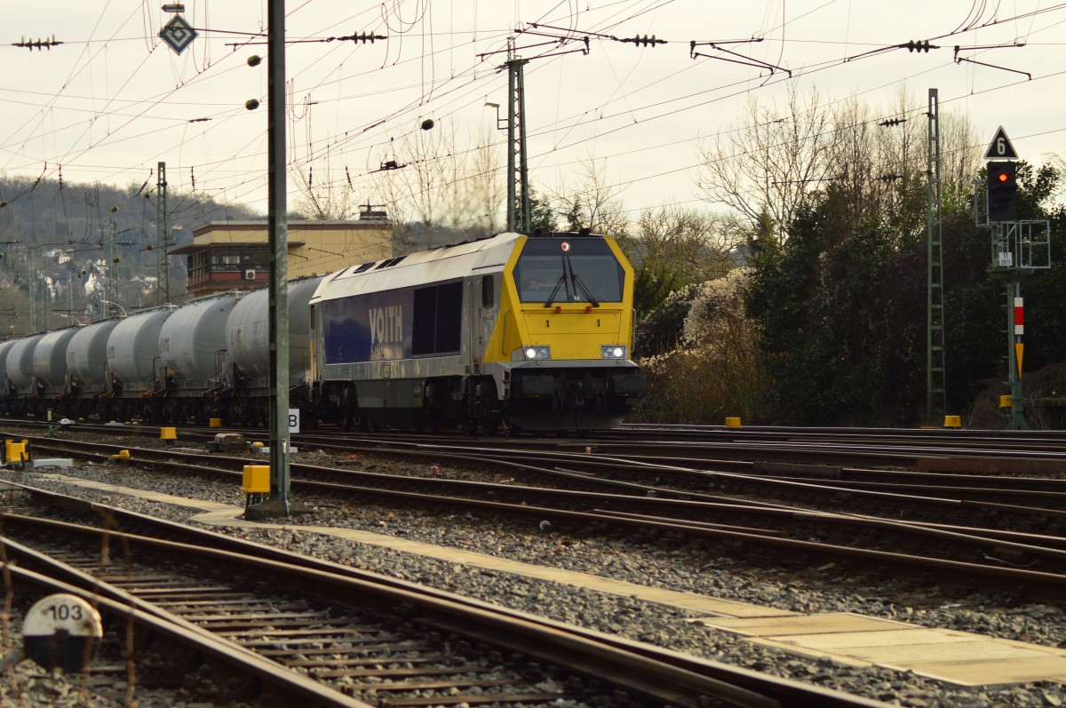 Eine Voithmaxima 40CC mit einem Kalkkesselwagenzug am Haken in Richtung Bonn durch Linz fahrend am Sonntag den 18.1.2015