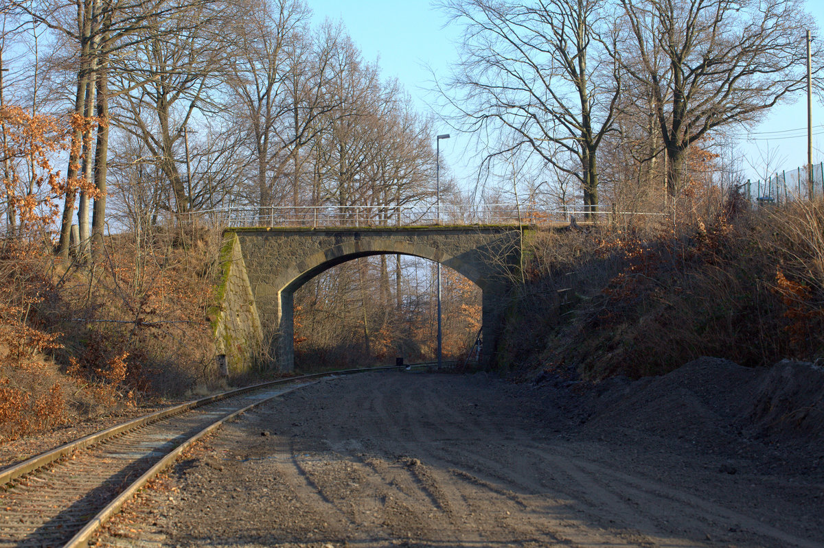 Eine Wegebrücke über die Anschlußbahn zum Steinbruch Oberottendorf.14.01.2018 11:13 Uhr.
