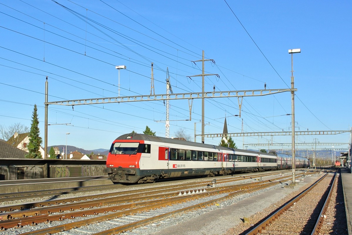 Eine weitere Spezialität auf dem Schienennetz der SBB verschwindet auf Fahrplanwechsel. Der Mischpendel EWIV/IC 2000. Der einzige Pendel welcher gemischt mit diesen 2 Wagentypen geführt wurde (EWIV sind fix im Pendel, nicht als Modul) führte jeweils ein Umlauf auf dem Flugzug Basel-Zürich Flughafen. Mo-Fr hatte er jeweils einige B EWIV mehr, am Wochenende verkehrte der Pendel so: Bt, 2 B EWIV, B Dosto, 2 A Dosto, AD Dosto und Re 460. Gestern war an der Spitze der Bt 50 85 28-94 917-7, zuhinterst ist die Re 460 035-9, Kaiseraugst, 07.12.2013.