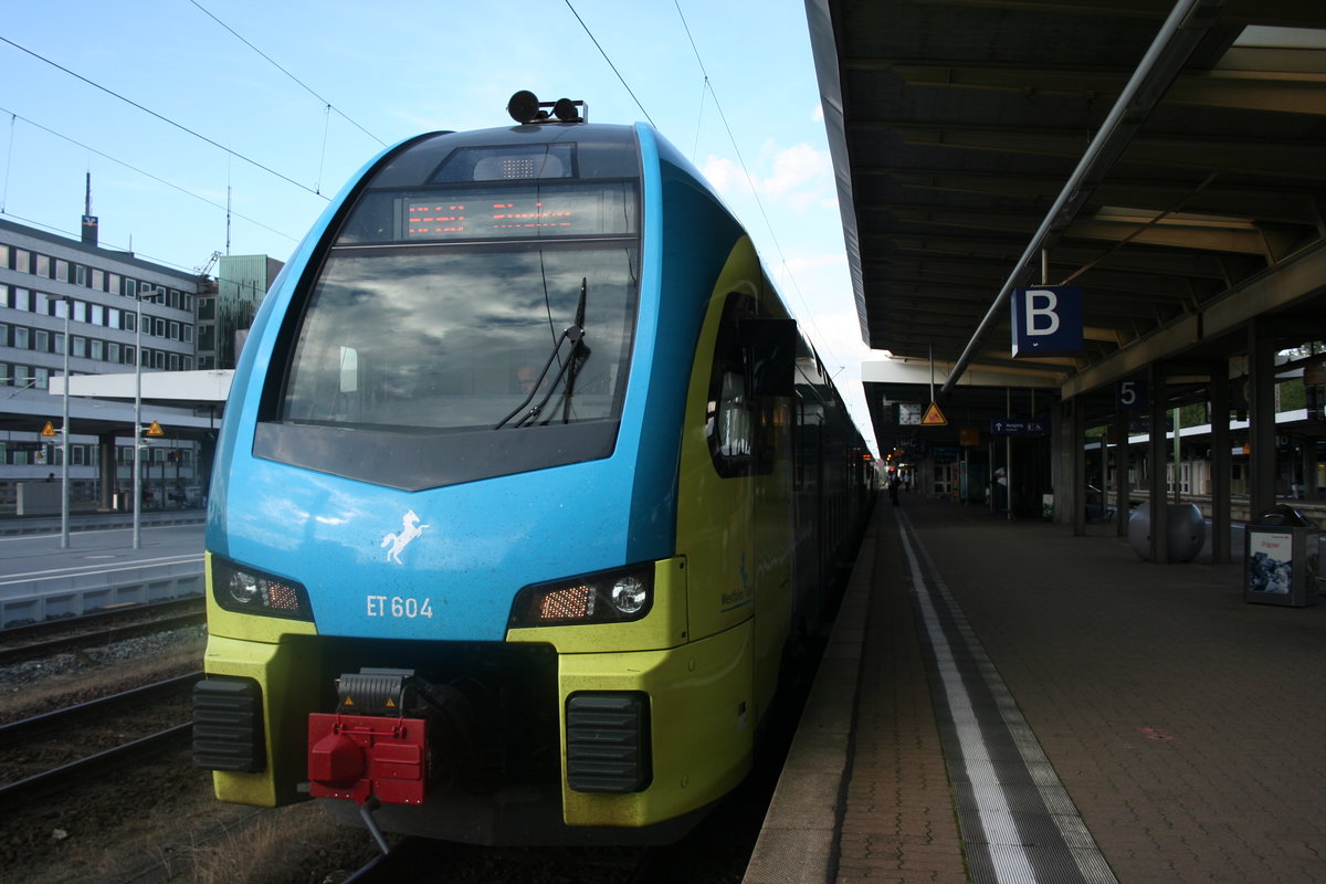 Eine Westfalenbahn steht in Braunschweig zur Abfahrt in Richtung Hannover bereit. Aufgenommen im März 2017.