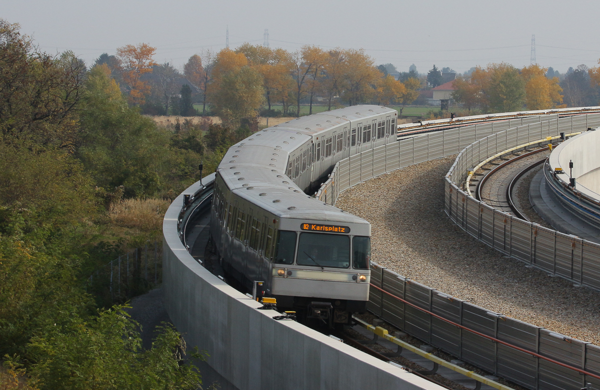Eine Wiener U-Bahn der Linie U2 unterwegs auf dem erst Anfang Oktober 2013 eröffneten Streckenabschnitt in Höhe der Station Aspern Nord. 20.10.2013 