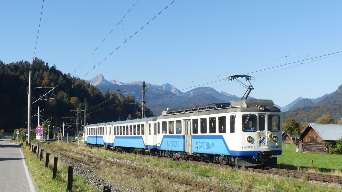 Eine Zugspitzbahn nach Garmisch-Partenkirchen kurz hunter dem letzten Zwischenhalt Hausbergbahn. Aufgenommen am 10.10.2018 10:48
