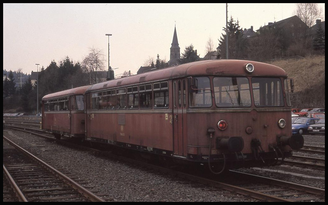 Einen arg mitgenommenen und herunter gekommenen Eindruck machte diese Schienenbus Garnitur am 19.03.1993 im Bahnhof Betzdorf auf mich. Es handelte sich um den 796663 in Kombination mit 996780. 