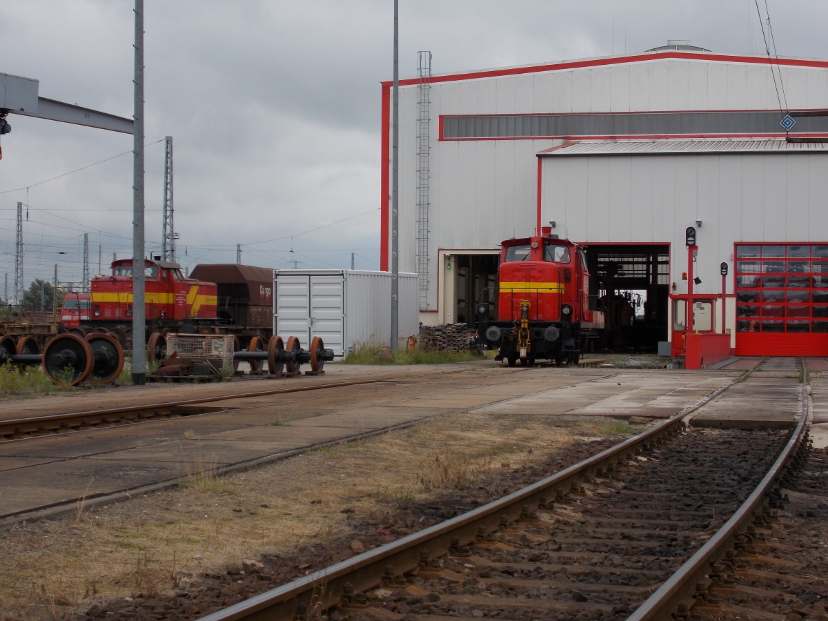 Einen Blick vom Zaun aus in das Werk Rostock Seehafen mit den beiden Werkloks am 07.Juli 2014.