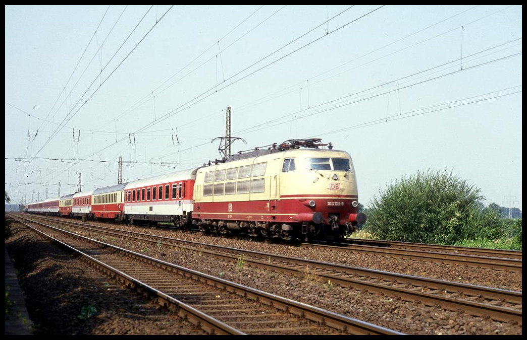 Einen bunten IC hat 103109 am Haken, als sie hier am 27.7.1994 um 11.12 Uhr bei Neubeckum in Richtung Minden unterwegs ist.