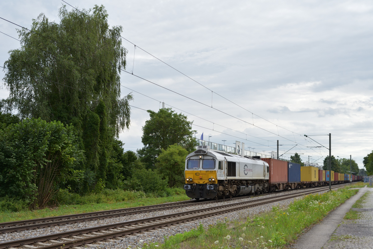 Einen Containerzug von Burghausen nach München - der seit einiger Zeit eine vormittägliche Stammleistung am Sonntag auf der KBS 940 darstellt - hatte 077 024-3 am 23.07.17 am Haken.