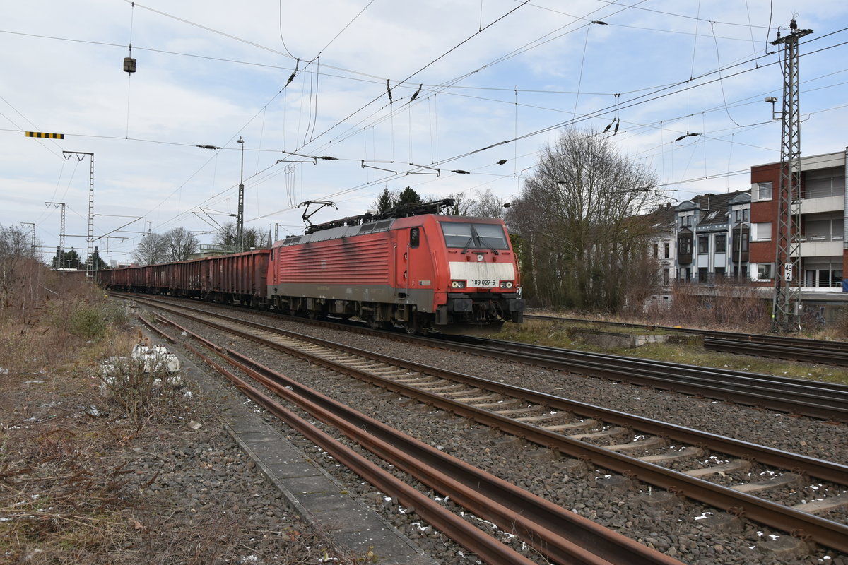 Einen Eanos-x-Wagenganzzug am Haken kommt die 189 027-9 am Sonntag den 18.3.2018 durch Rheydt Hbf gen Köln gefahren.