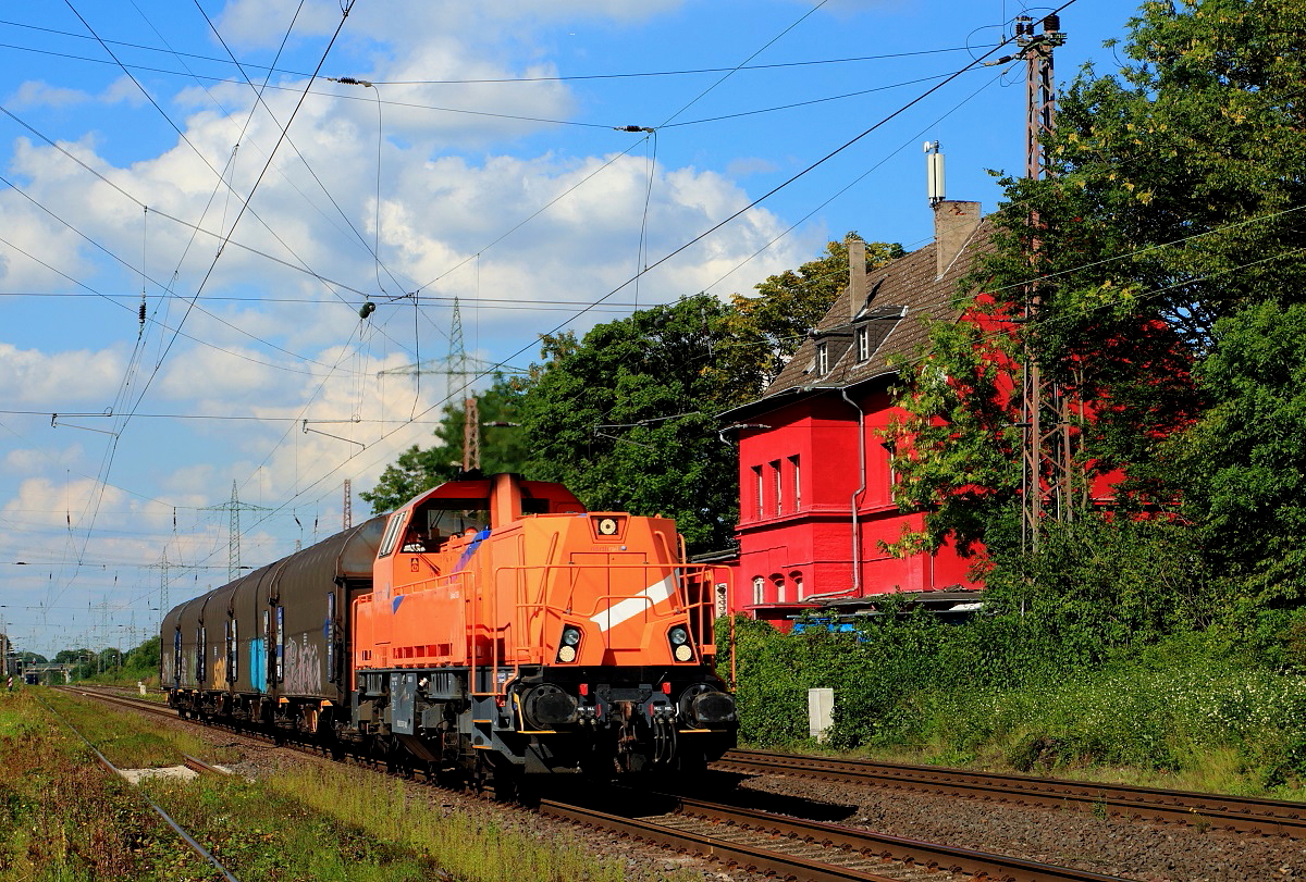 Einen farblichen Kontrast zur Umgebung bildet die NorthRail-Gravita, die am 10.09.2015 den ehemaligen Bahnhof Lintorf mit einem kurzen Zug durchfährt