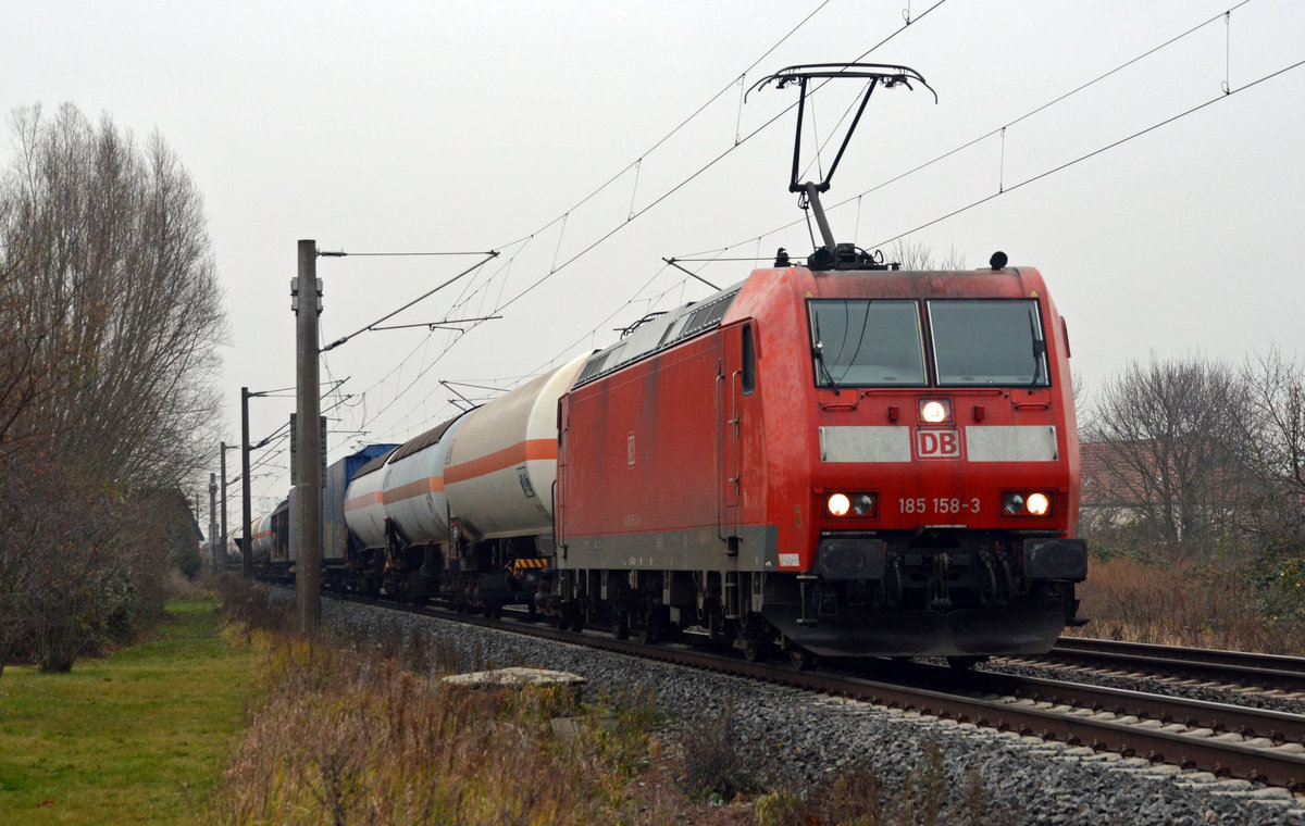 Einen gemischten Güterzug führte 185 158 am 02.12.17 durch Greppin Richtung Bitterfeld.