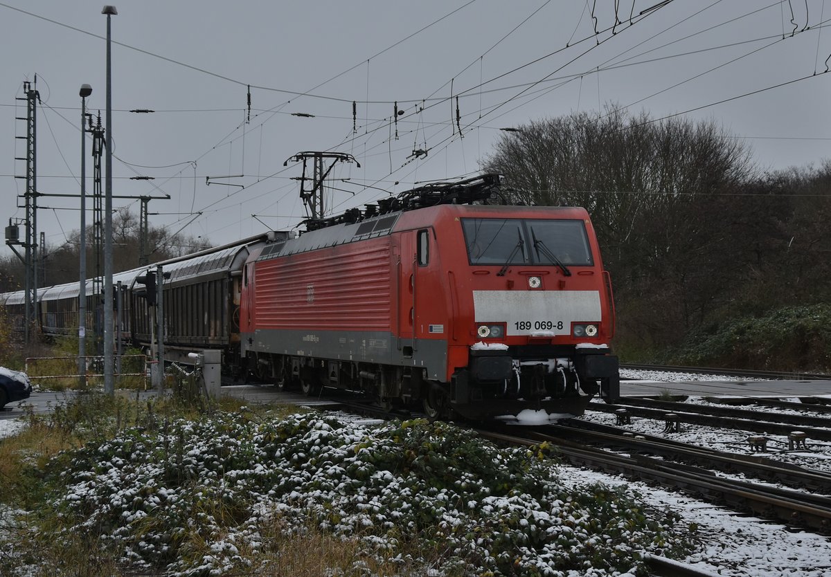Einen Hollandlatz in Form der 189 069-8 samt einem langen Schiebewandwagenzug in Grevenbroich auf dem Weg nach Köln. 