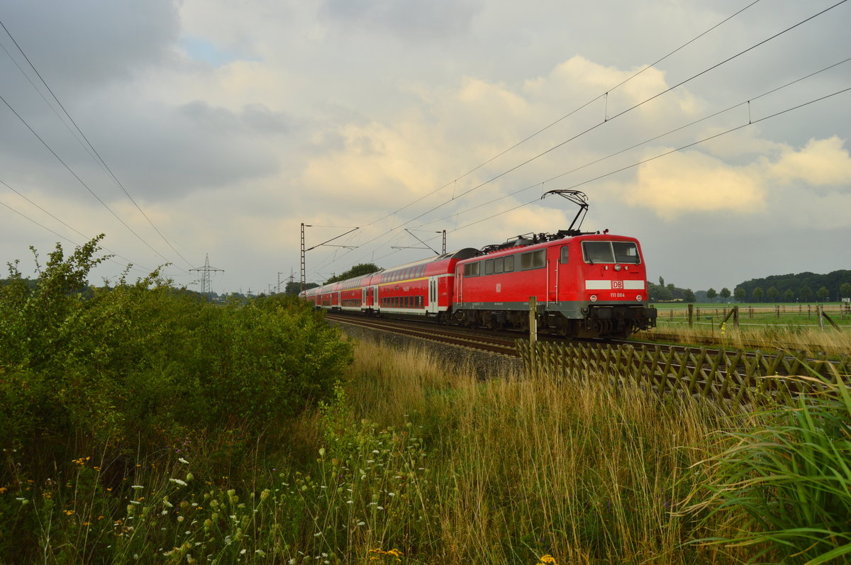 Einen RE4 nach Düsseldorf schiebend ist hier die 111 084 zu sehen bei Wickrathhahn. 8.8.2017