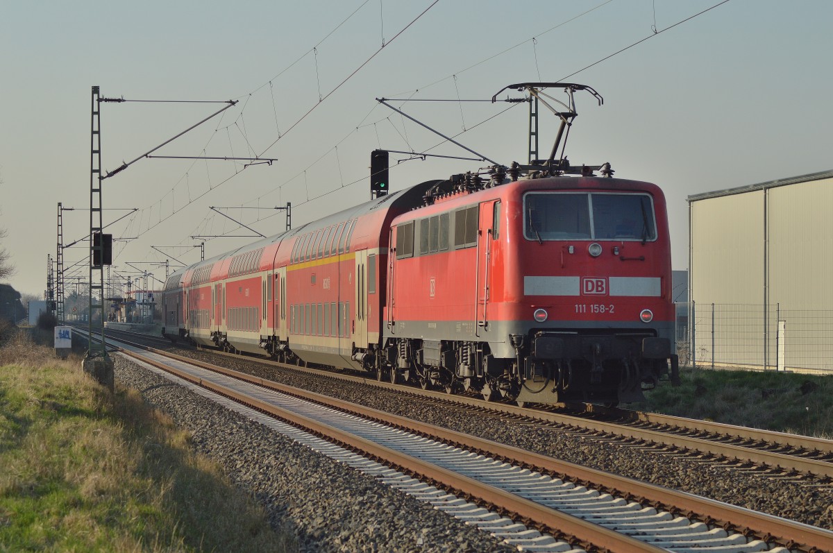 Einen RE7 nach Krefeld schiebt die 111 158-2 bei Allerheiligen am Fotografen vorbei.
17.3.2015