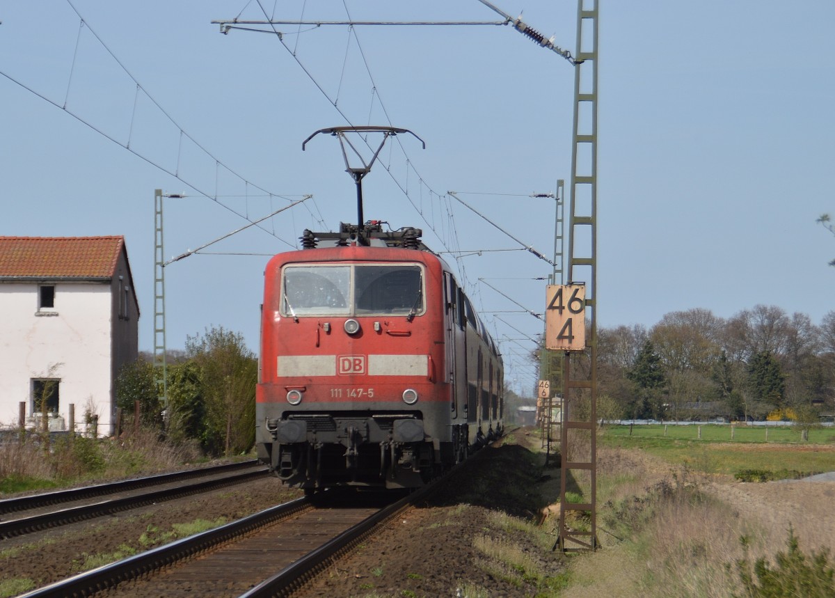 Einen RE7 schiebt 111 147-5 nach Krefeld Hbf. Sonntag 12.4.2015