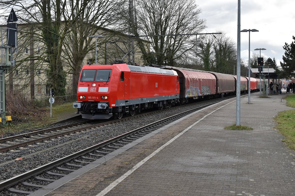 Einer der ersten ihrer Art, die 185 011-4 kommt am heutige Mittag auf Gleis 1 durch den Rheydter Hbf gen Mönchengladbach gefahren. 11.2.2018