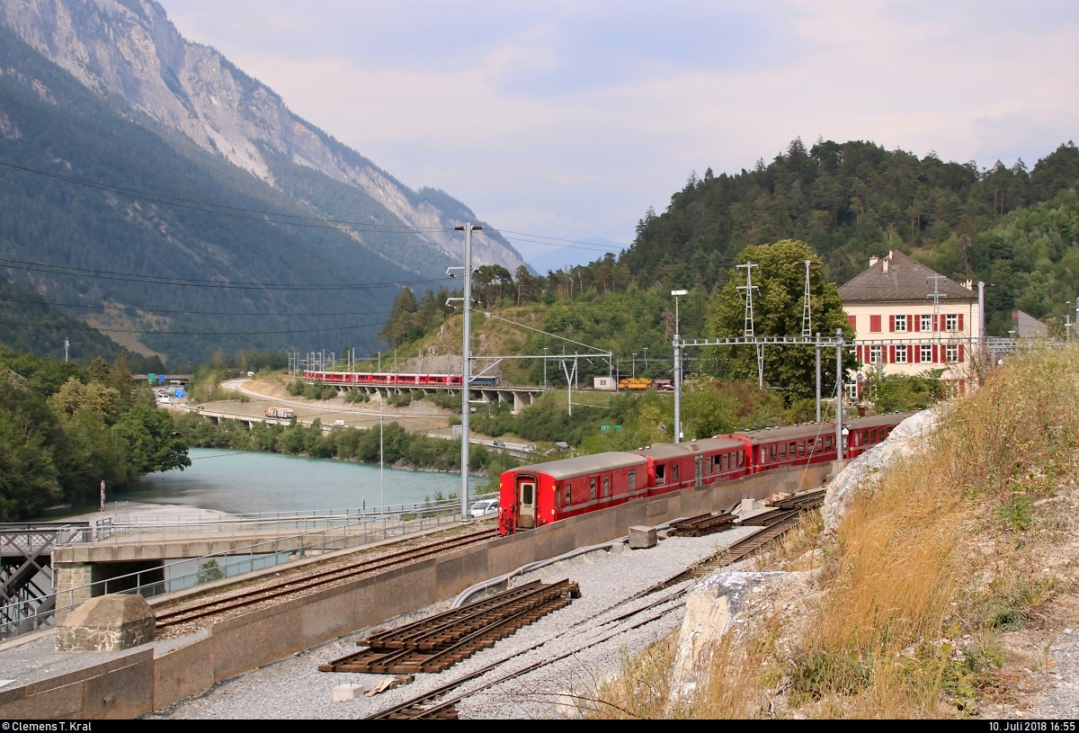 Einer kommt, der andere geht. Momentaufnahme beim Bahnhof Reichenau-Tamins (CH):
Während RE 1752 von Disentis/Mustér (CH) nach Scuol-Tarasp (CH) den Bahnhof im Hintergrund verlässt, erreicht nun IR 1152 von St. Moritz (CH) nach Chur (CH) nach dem Verlassen der Alten Hinterrheinbrücke selbigen.
Noch besser umgesetzt hat es Herbert Graf:
http://www.bahnbilder.de/bild/schweiz~rhaetische-bahn~e-loks-ge-4-4-ii/1097333/man-koennte-meinen-die-rhb-fuehrt.html
[10.7.2018 | 16:55 Uhr]