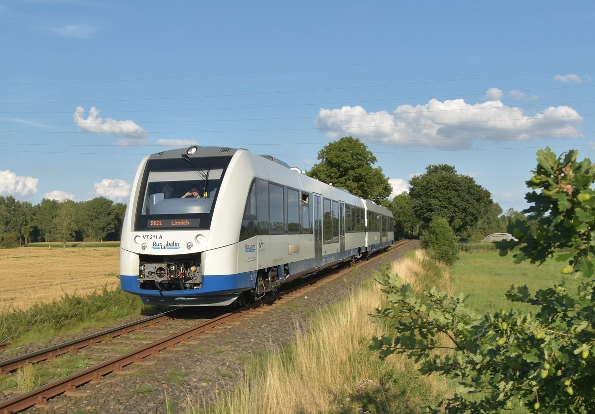 Einer der neuen Rurtalbahn-Triebwagen, in dem Fall der VT 211a/alias 622 270-6 kommt mir hier bei Linnich als RB 21 nach Linnich Bahnhof vor mein Objektiv. 6.8.2017
