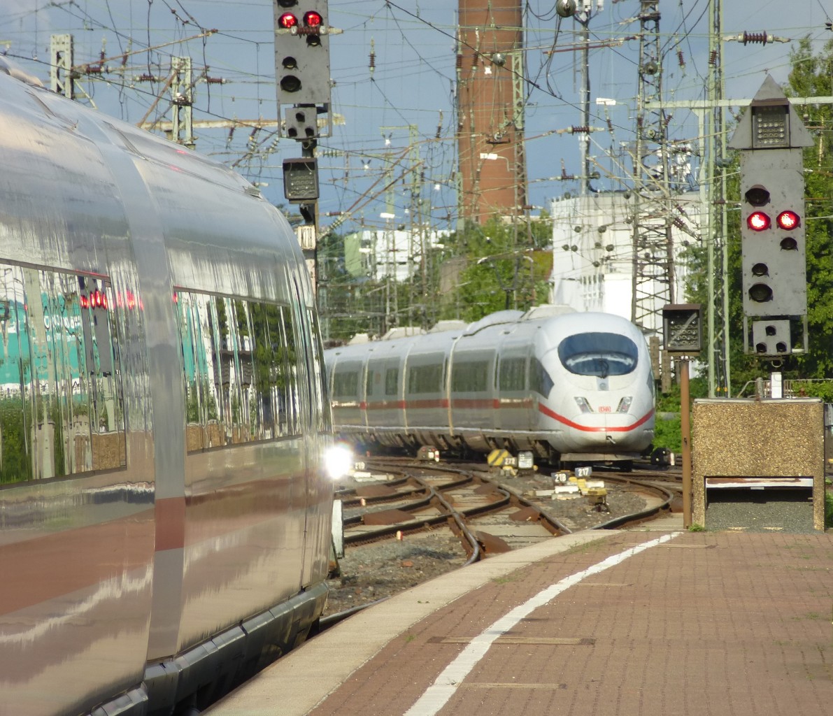 Einer steht, einer fhrt...

Am 19.08.2013 steht der ICE 517 nach Mnchen Hbf und im Hintergrund fhrt der ICE847 nach Berlin aus.