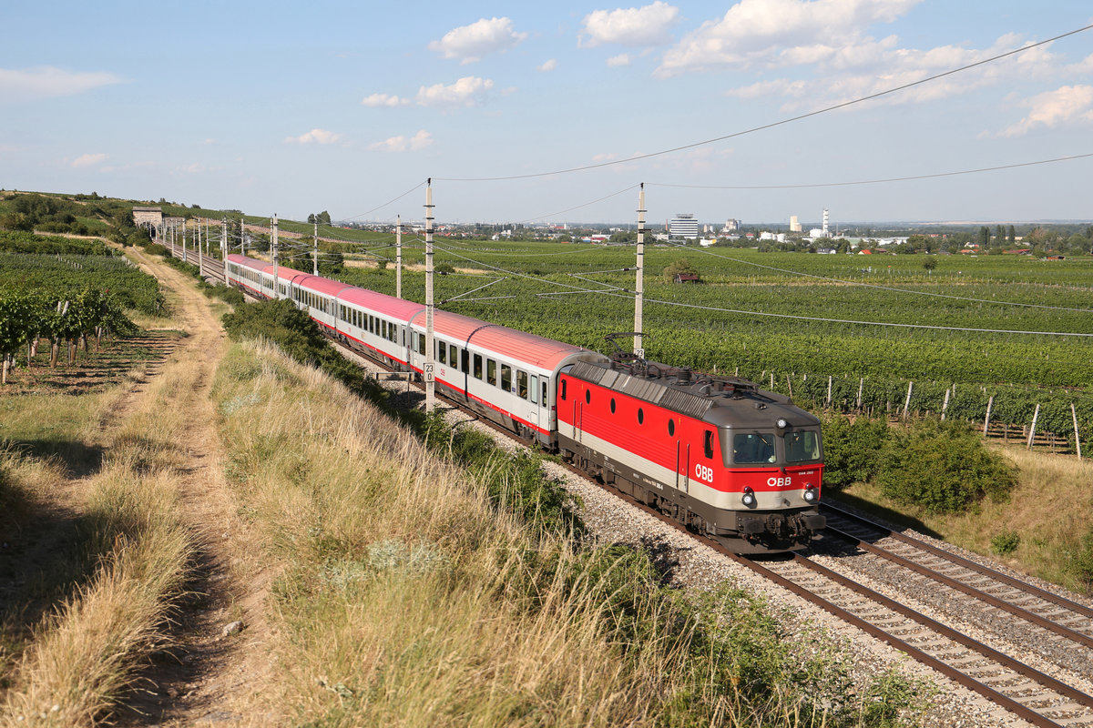 Einer der wenigen Lokbespannten Schnellzüge auf der Südbahn,der D-459 fährt mit der schönen 1144.265 durch die Weinberge bei Pfaffstätten am 5.7.17