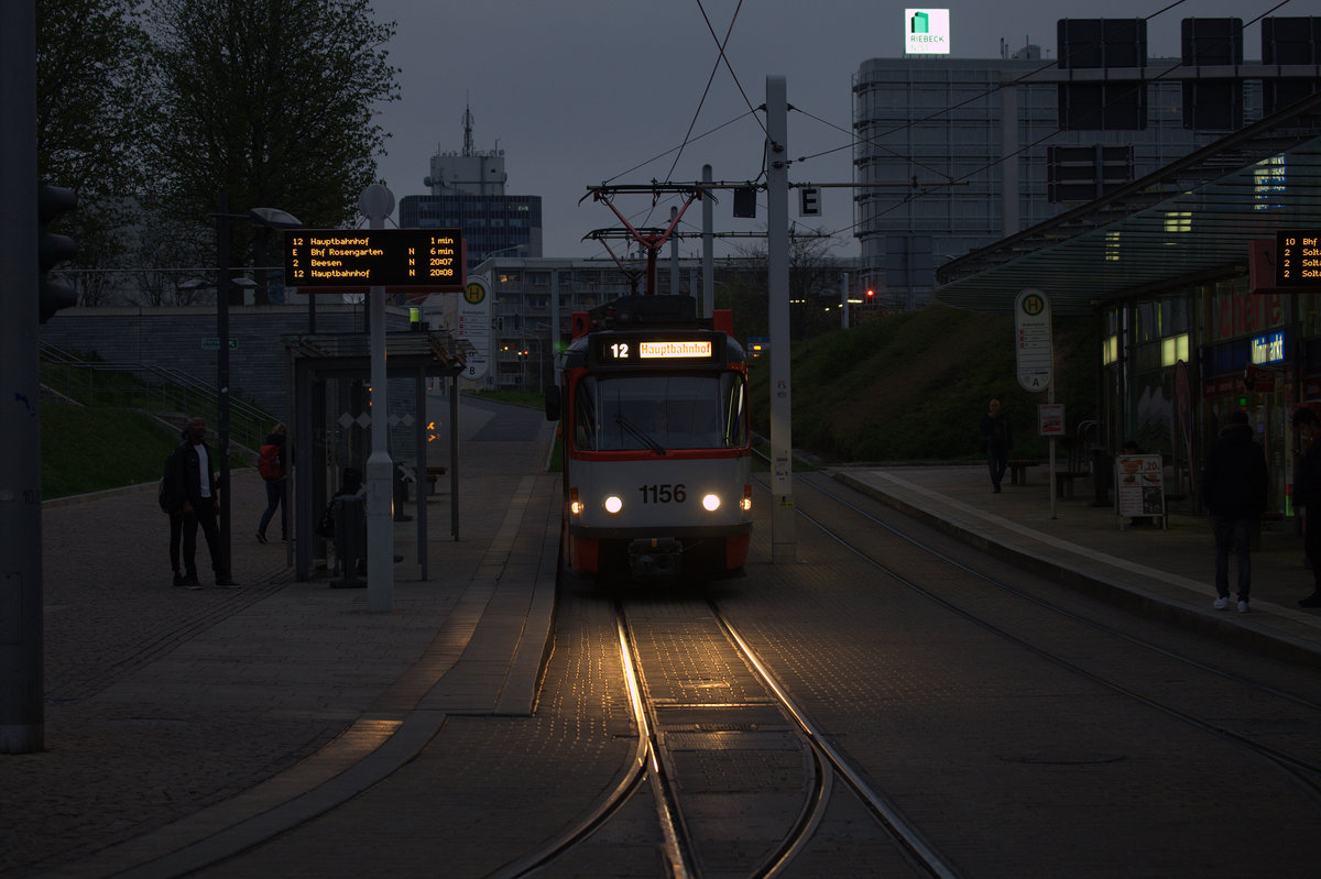 Einer der wenigen noch vorhanden und sich im Einsatz befindenden Tatra Züge an der 
Haltestelle Riebeckplatz TW 1156 führt. 07.04.2017  19:54 Uhr