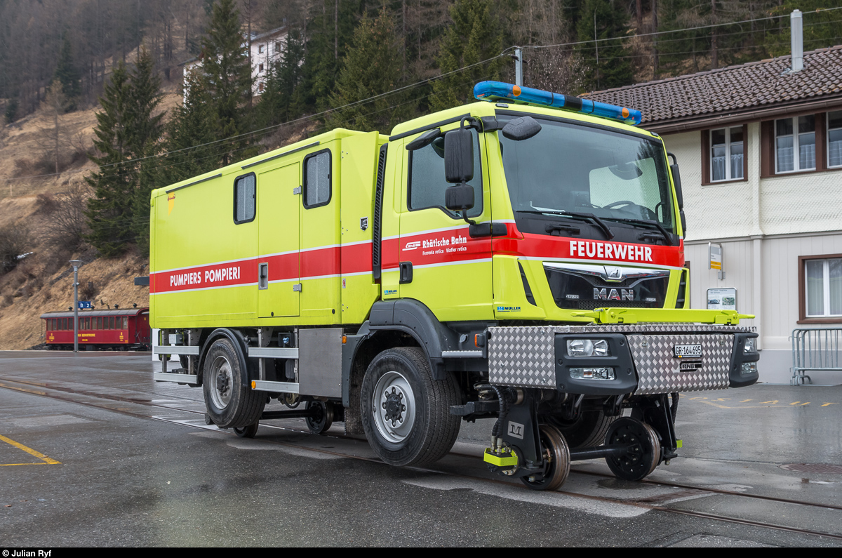 Eines der neuen Zweiwege-Feuerwehrfahrzeuge der RhB steht am 18. März 2017 im Bahnhof Bergün. Diese Fahrzeuge stehen bei den lokalen Feuerwehren im Einsatz, welche für den Einsatz auf dem Schienennetz der RhB entsprechend geschult wurden. Weitere Infos gibt es direkt auf der Seite des Erbauers: <a href= http://www.mueller-gleisbau.ch/mueller-gleisbau-ag/news/details/zweiwege-interventionsfahrzeug-210 >http://www.mueller-gleisbau.ch/mueller-gleisbau-ag/news/details/zweiwege-interventionsfahrzeug-210</a>