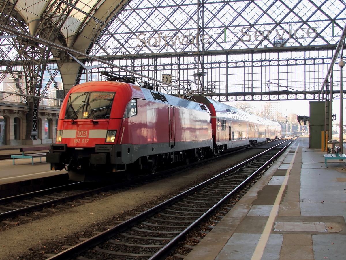 Einfahrt 182 017 mit dem RE 50 (RE 17063)  aus Leipzig am 18. Januar 2015 in den Bahnhof Dresden auf Gleis 10