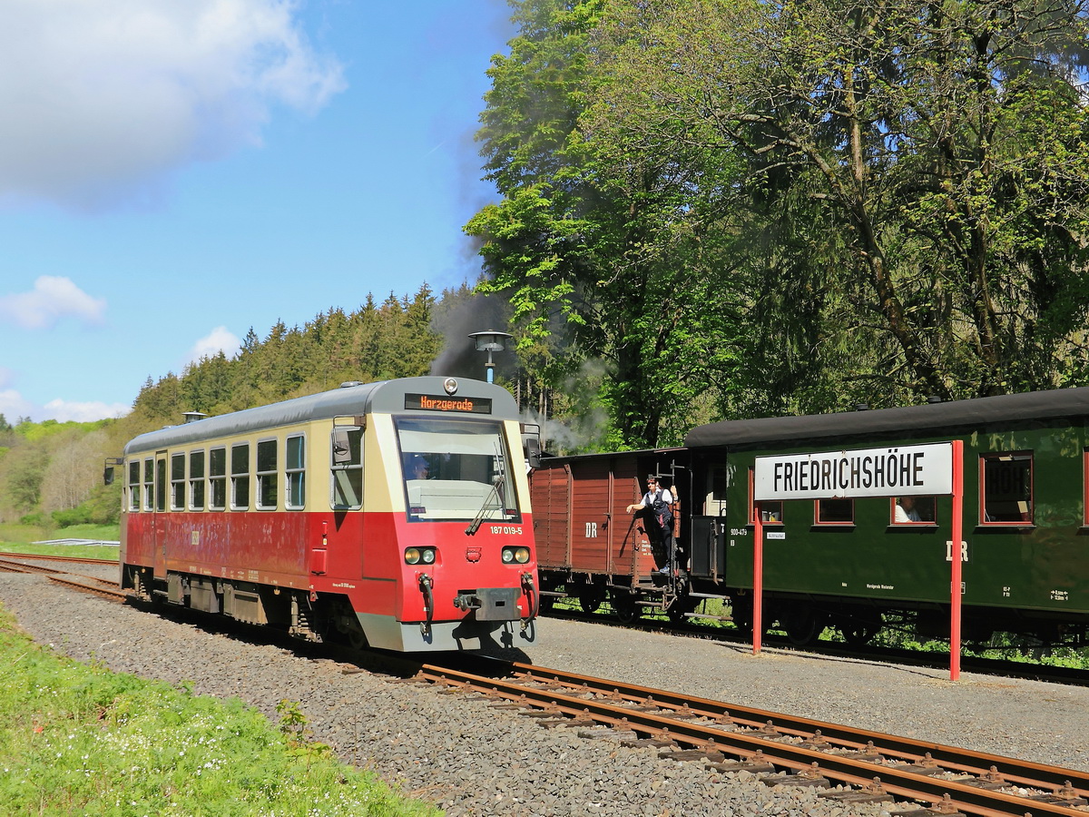 Einfahrt 187 019-5 als HSB 8982 am 20. Mai 2017 in Richtung Harzgerode in den Bahnhof Friedrichshöhe.