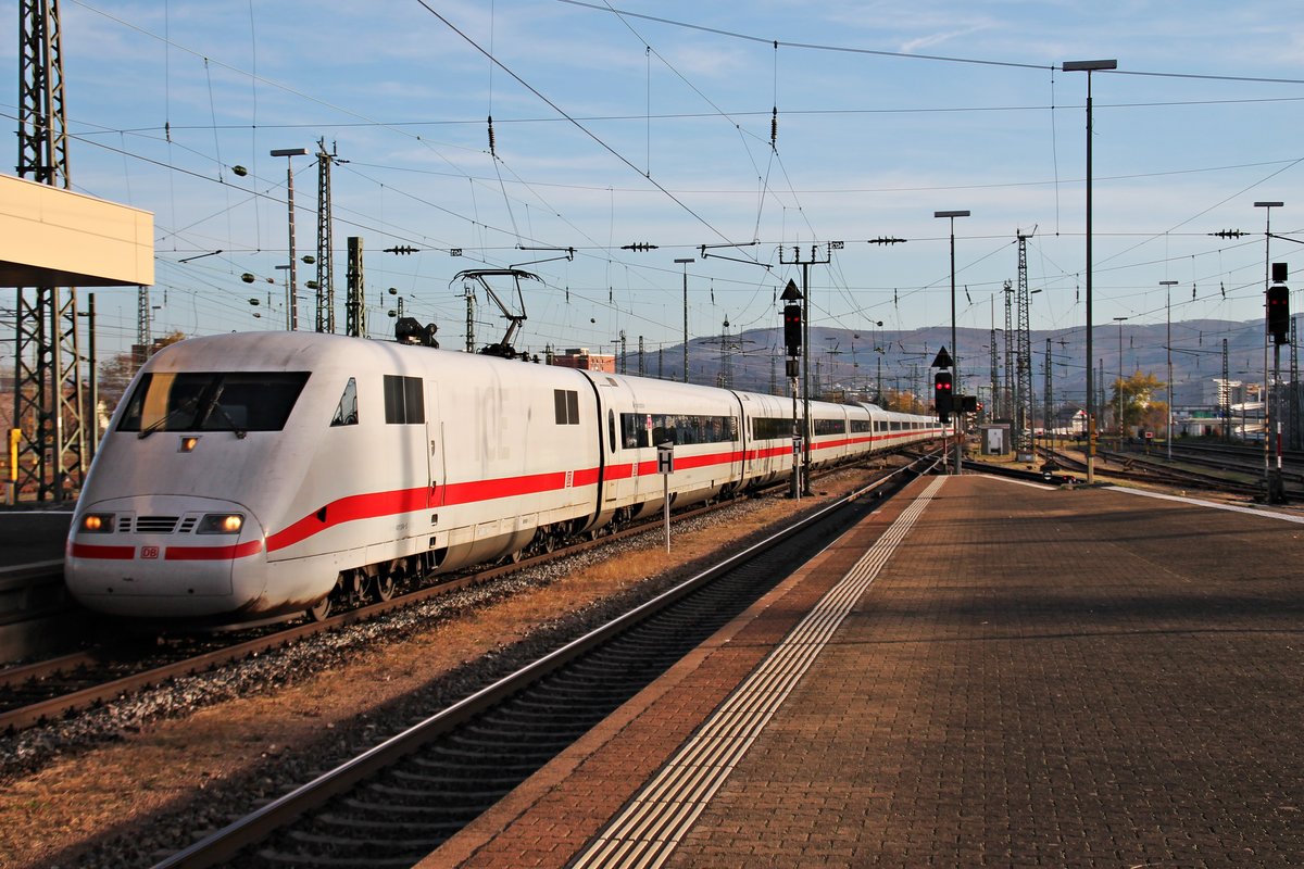 Einfahrt von 401 514-5  Friedrichshafen  am 10.11.2015 als ICE 70 (Basel SBB - Hamburg Altona) in den Badischen Bahnhof von Basel auf Gleis 4.