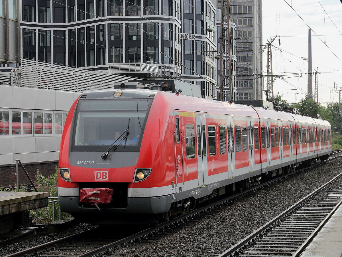 Einfahrt 422 006-7 mit 422 506-6 als S9 nach Wuppertal Hauptbahnhof am 31. Juli 2016 in den Hauptbahnhof von Essen auf Gleis 11.