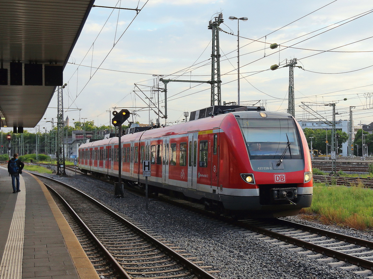 Einfahrt 422 038-0 mit 422 538-9 als S1 nach Bochum in den Hauptbahnhof von Düsseldorf am 27. Juli 2017.