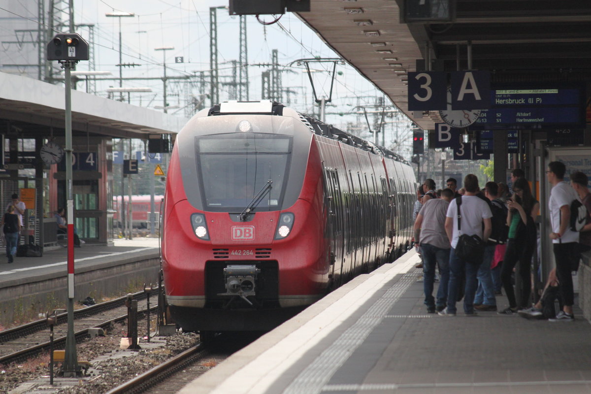 Einfahrt von 442 264 als S1 nach Hersbruck am 16.06.2017 in Nürnberg Hauptbahnhof.