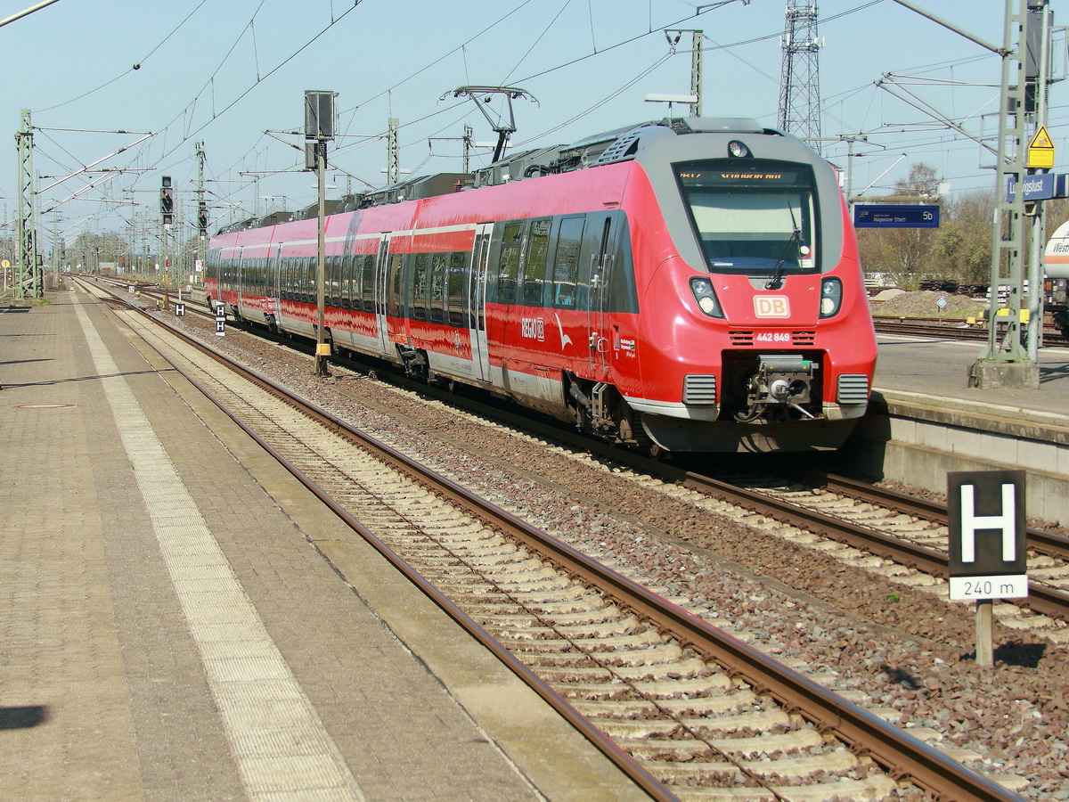 Einfahrt 442 849 aus Schwerin mit dem RB 17  in den Bahnhof Ludwigslust am 18. April 2018