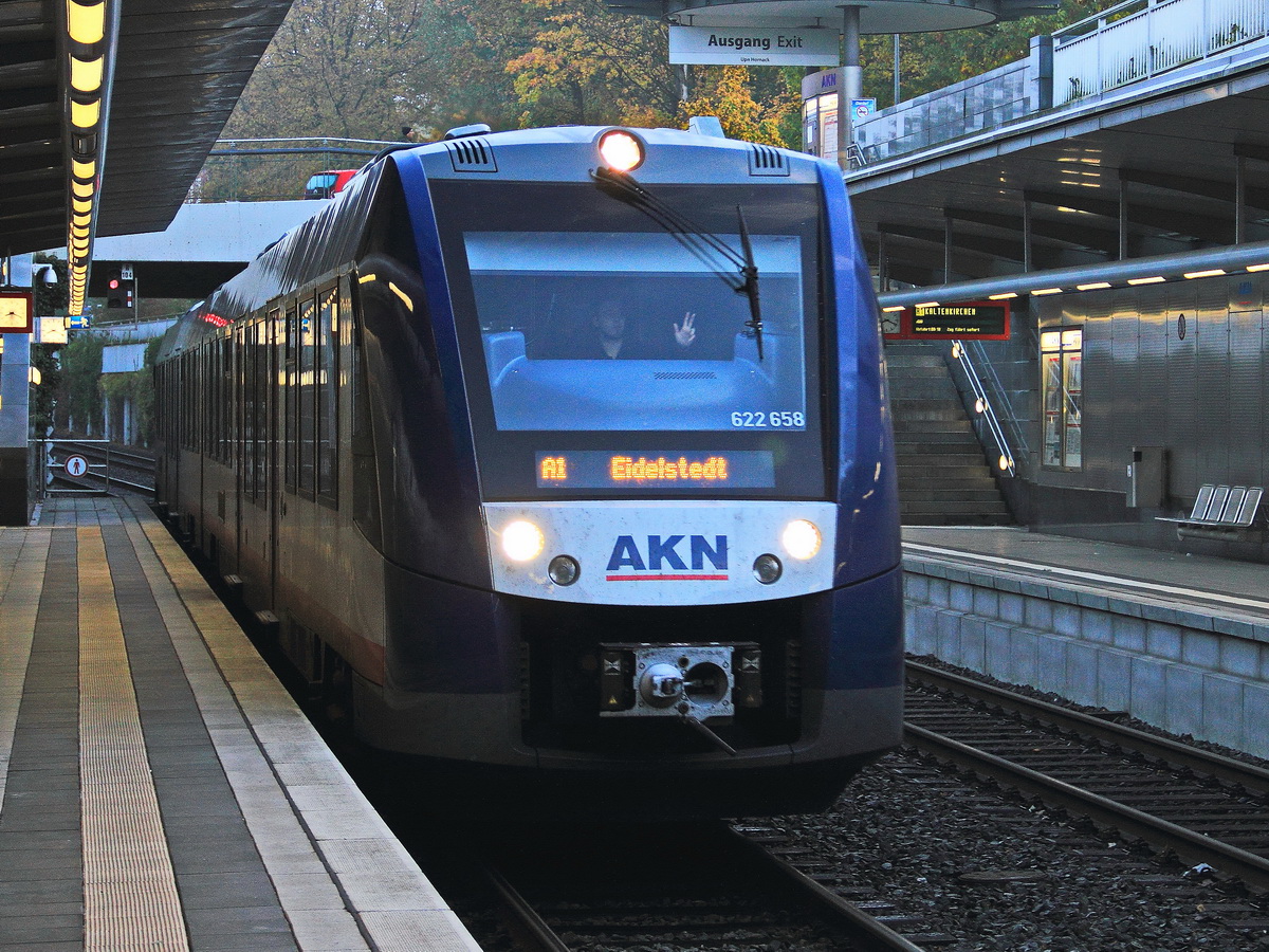 Einfahrt 622 658 mit einer weiteren unbekannten 622 bei der Einfahrt in die Station Eidelstedt Zentrum am 22. Oktober 2016.