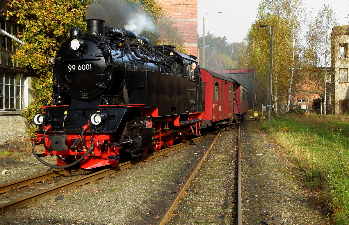 Einfahrt von 99 6001 mit P8965 (Gernrode-Hasselfelde) am 18.10.2014 in den Haltepunkt Silberhütte. Bild 4 (Aufnahme erfolgte aus offizieller Fotolinie im Rahmen einer Sonderzugveranstaltung!)