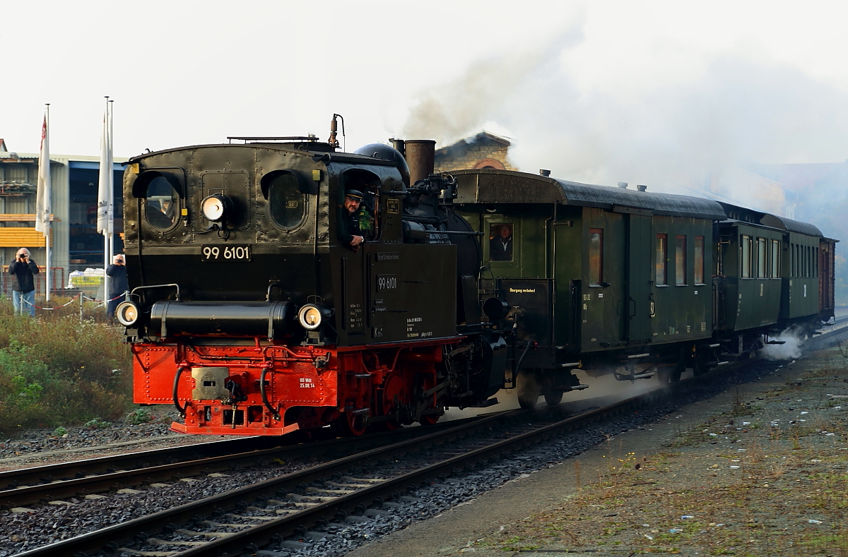 Einfahrt von 99 6101 mit IG HSB-Sonderzug am Morgen des 18.10.2014 in den Bahnhof Quedlinburg.