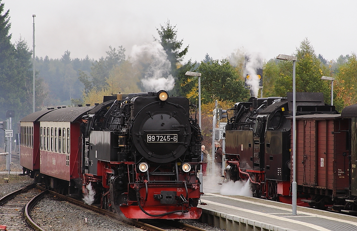 Einfahrt von 99 7245 mit P8920 aus Nordhausen kommend und Fahrziel Brocken, am 20.10.2013 in den Bahnhof Benneckenstein (Bild 2). Rechts steht 99 7247 mit einem Sonder-PmG der IG HSB in Richtung Gernrode und wartet auf die Freigabe für eine Rangierfart, um einen Güterwagen des Zuges abzustellen. Außergewöhnlich ist, dass 99 7245 Rauchkammer voraus fährt! Normalerweise verkehren die Loks von Nordhausen aus mit Tender nach vorn (rückwärts).