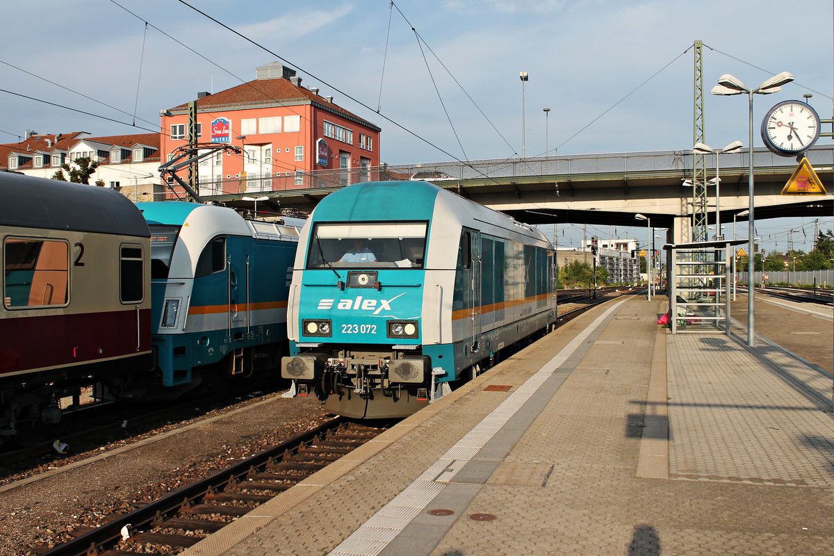 Einfahrt von alex 223 072 am 23.08.2015 auf Gleis 3 von Regensburg Hbf, um dort den Alx (München Hbf - Praha hl.n.) von der alex 183 004 zu übernehmen. Links ist die alex 183 005 mit ihrem Zug zu sehen.